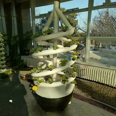 A planta espiral vertical da família cresce o cultivo vegetal interno do aerossol da torre hidropônica